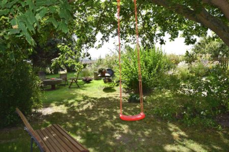 Schaukel und Sitzbank im Garten