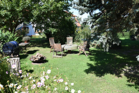 Grillplatz mit Feuerschale im Garten der Ferienwohnung Boddenblick auf Sylt