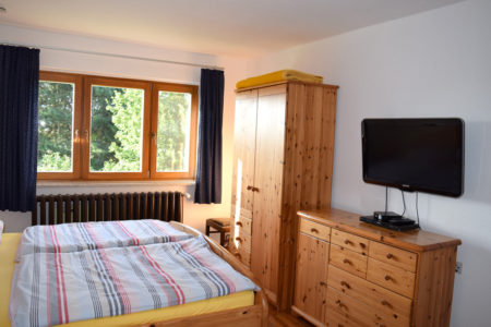 Großes Zimmer mit Schrank und TV