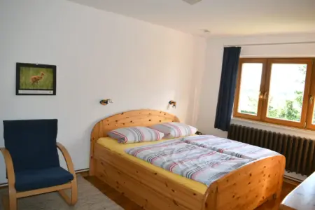 ferienwohnung-grosses-zimmer Großes Zimmer mit Doppelbett