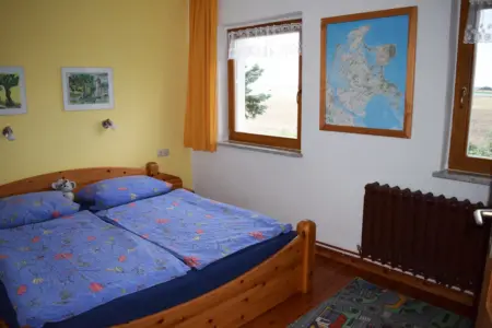 ferienwohnung-kleines-zimmer Kleines Zimmer mit Doppelbett