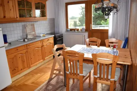 ferienwohnung-kueche-esstisch Küche mit Esstisch