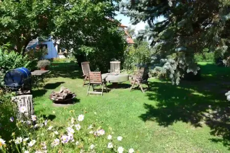 garten-grillplatz-feuerschale Grillplatz mit Feuerschale im Garten der Ferienwohnung Boddenblick auf Rügen